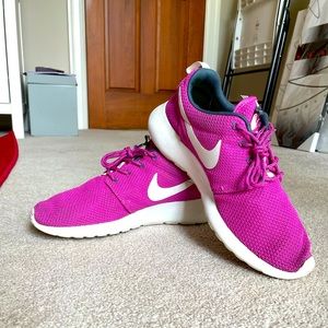 women’s Roshe Run sneakers